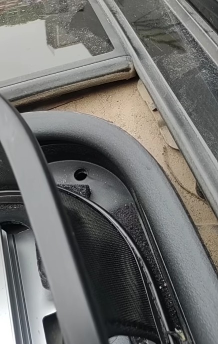 how to clean car sunroof