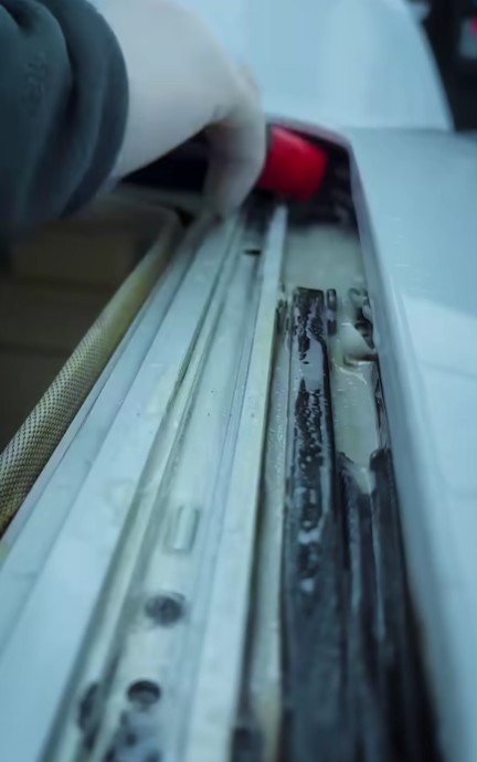 how to clean car sunroof