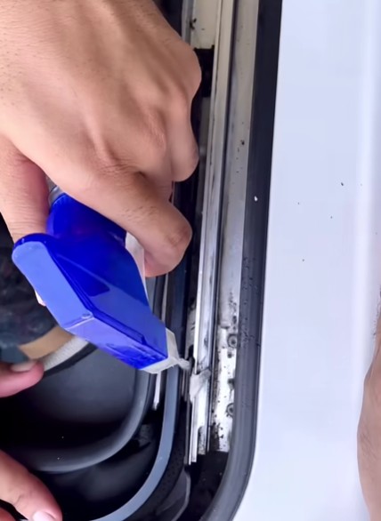 how to clean car sunroof