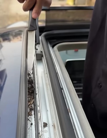 how to clean car sunroof