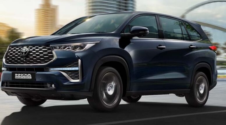 MG Hector Tomahawk PHEV VS Toyota Innova Hycross Hybrid Specs Features